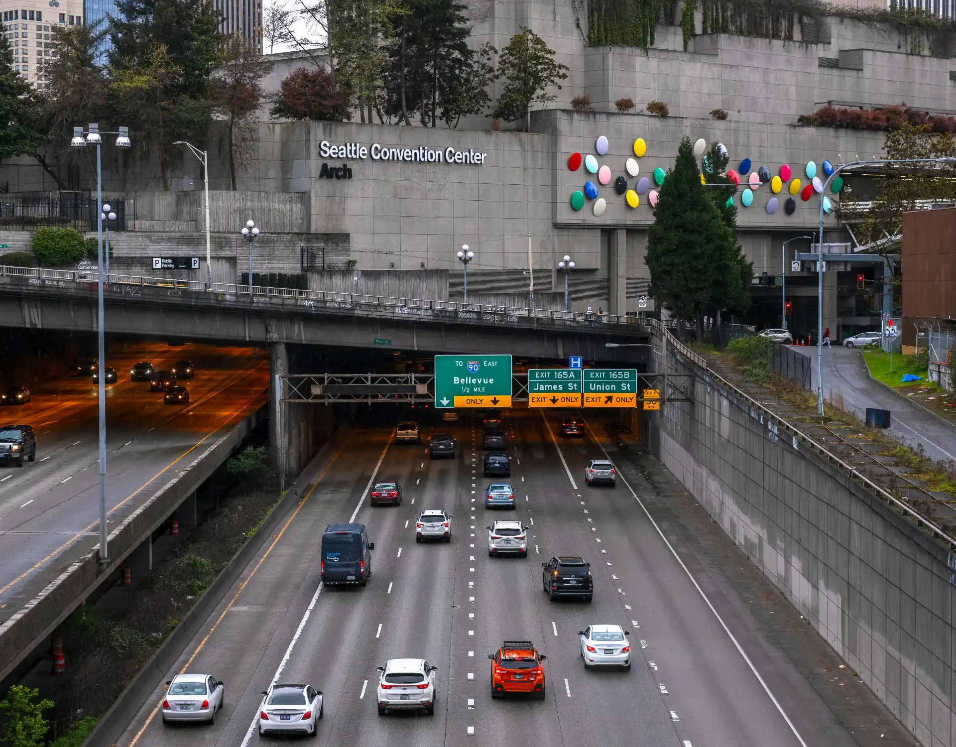 Detailed Pacific Northwest road map showing a private shuttle route from Anacortes through Everett and Seattle to Sea-Tac Airport, with traffic delay icons along Interstate 5